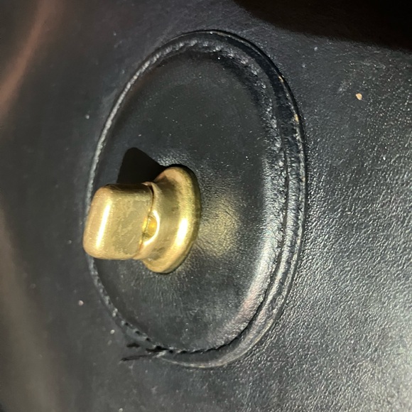 Vintage Coach Willis 9927 Black Leather W/Key Fob & Goldtone Hardware. - Picture 14 of 15